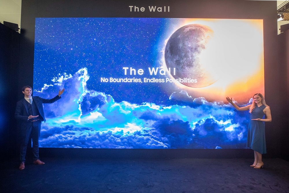 삼성전자 모델들이 마이크로 LED 기반의 ‘더 월(The Wall)’ 292형을 소개하고 있다.