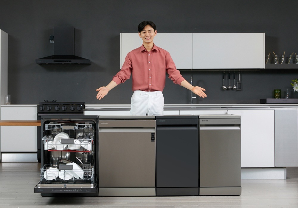 삼성전자 모델이 한국인의 식생활에 최적화된 성능과 위생, 사용 편리성을 갖춘 삼성 식기세척기 신제품을 소개하고 있다.

