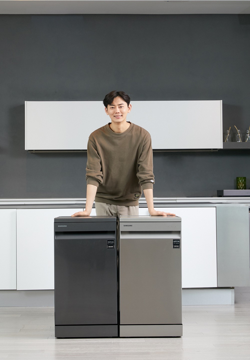 삼성전자 모델이 한국인의 식생활에 최적화된 성능과 위생, 사용 편리성을 갖춘 삼성 식기세척기 신제품을 소개하고 있다.