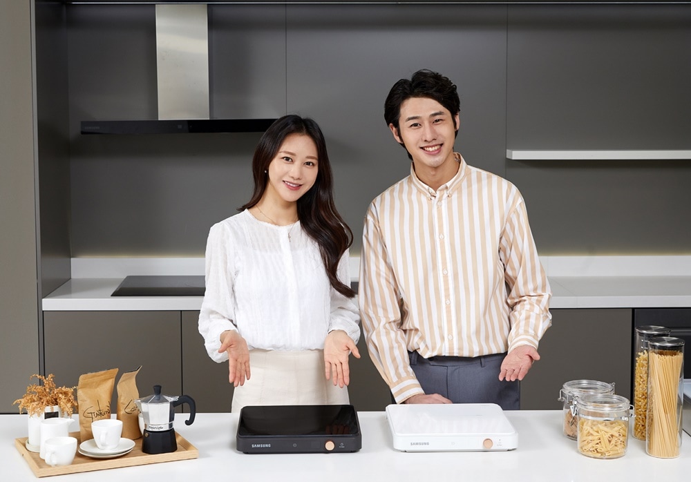 삼성전자 모델이 포터블 인덕션 ‘더 플레이트(The Plate)’ 1구 신제품을 소개하고 있다.