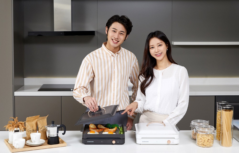 삼성전자 모델이 포터블 인덕션 ‘더 플레이트(The Plate)’ 1구 신제품을 소개하고 있다.