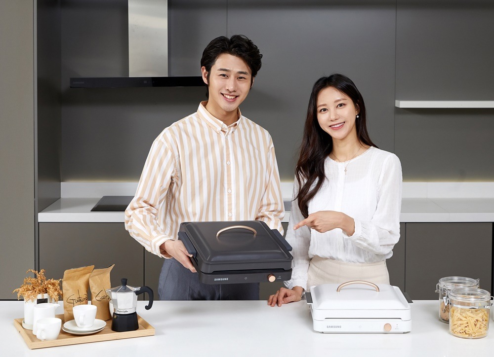 삼성전자 모델이 포터블 인덕션 ‘더 플레이트(The Plate)’ 1구 신제품을 소개하고 있다.
