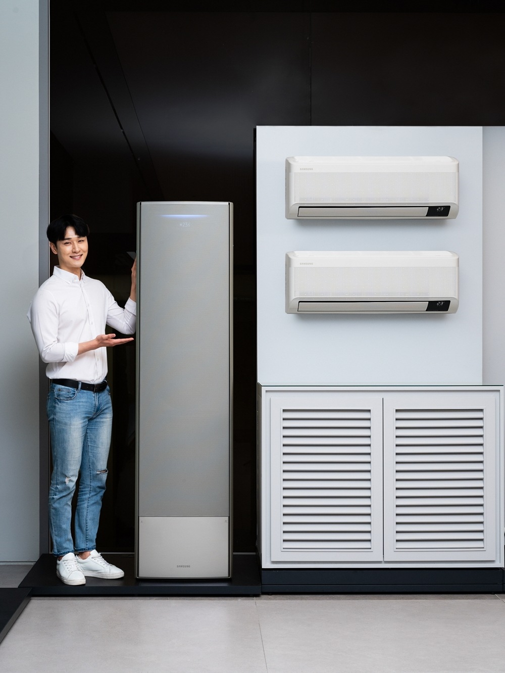 삼성전자 모델이 무풍에어컨 ‘방방멀티’ 패키지를 소개하고 있다.