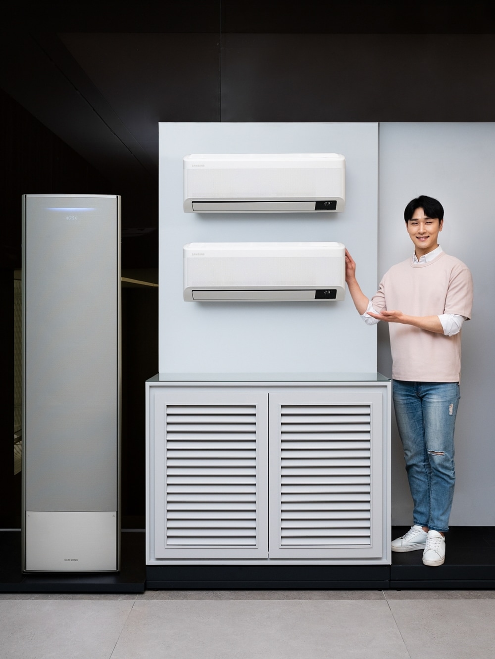 삼성전자 모델이 무풍에어컨 ‘3멀티’ 패키지를 소개하고 있다.