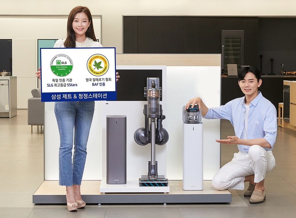  ‘삼성 제트’와 미세먼지 걱정 없이 먼지통을 간편하게 관리할 수 있는 ‘청정스테이션’ 을 소개하고 있다.

