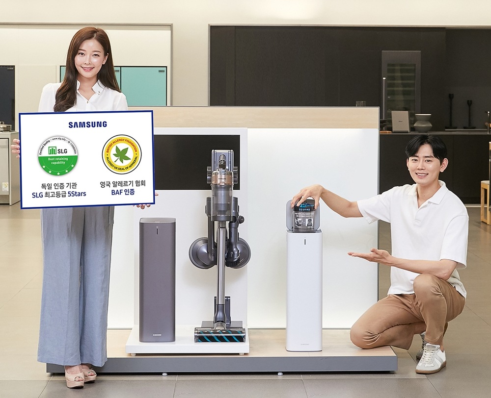 삼성 제트’와 미세먼지 걱정 없이 먼지통을 간편하게 관리할 수 있는 ‘청정스테이션’ 을 소개하고 있다.

