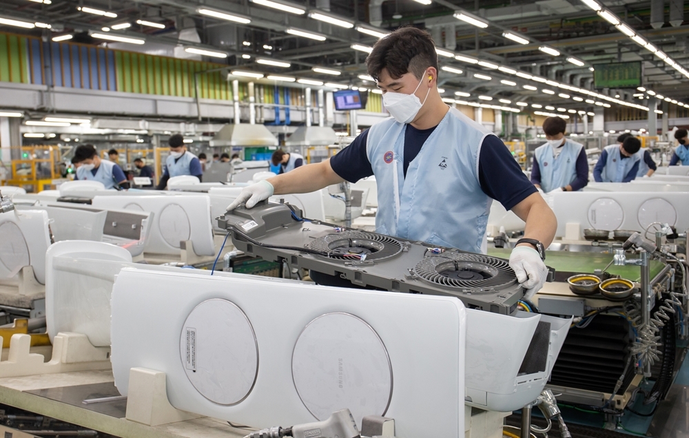 삼성전자 광주사업장에서 직원들이 ‘무풍에어컨’을 생산하고 있다.