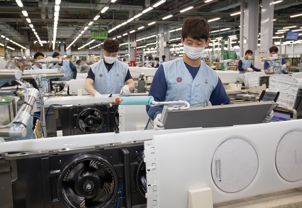 삼성전자 광주사업장에서 직원들이 ‘무풍에어컨’을 생산하고 있다.