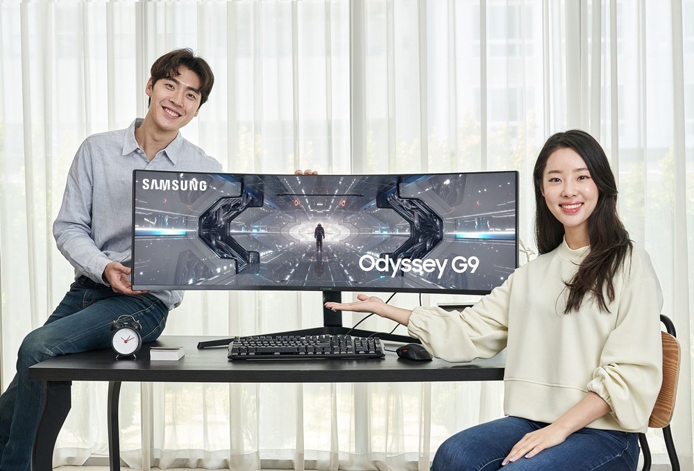 삼성전자 모델이 역대 최고 성능의 커브드 게이밍 모니터 ‘오디세이(Odyssey) G9’ 49형 신제품을 소개하고 있다