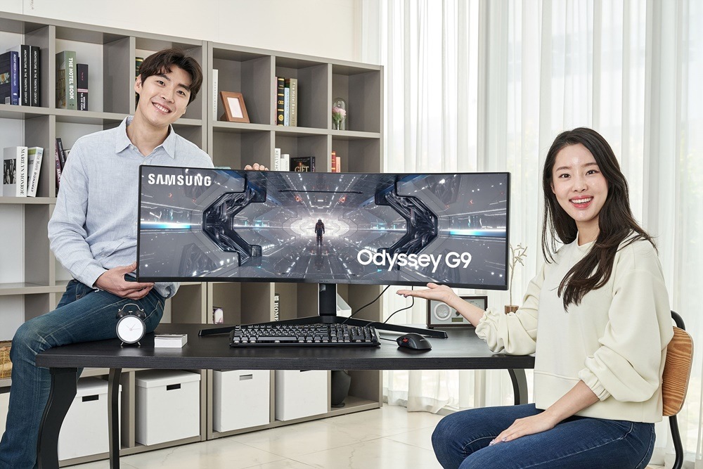 삼성전자 모델이 역대 최고 성능의 커브드 게이밍 모니터 ‘오디세이(Odyssey) G9’ 49형 신제품을 소개하고 있다
