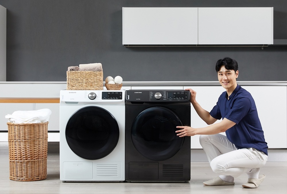 삼성전자 모델이 에너지 소비효율 1등급인 9kg 건조기 신제품을 소개하고 있다.