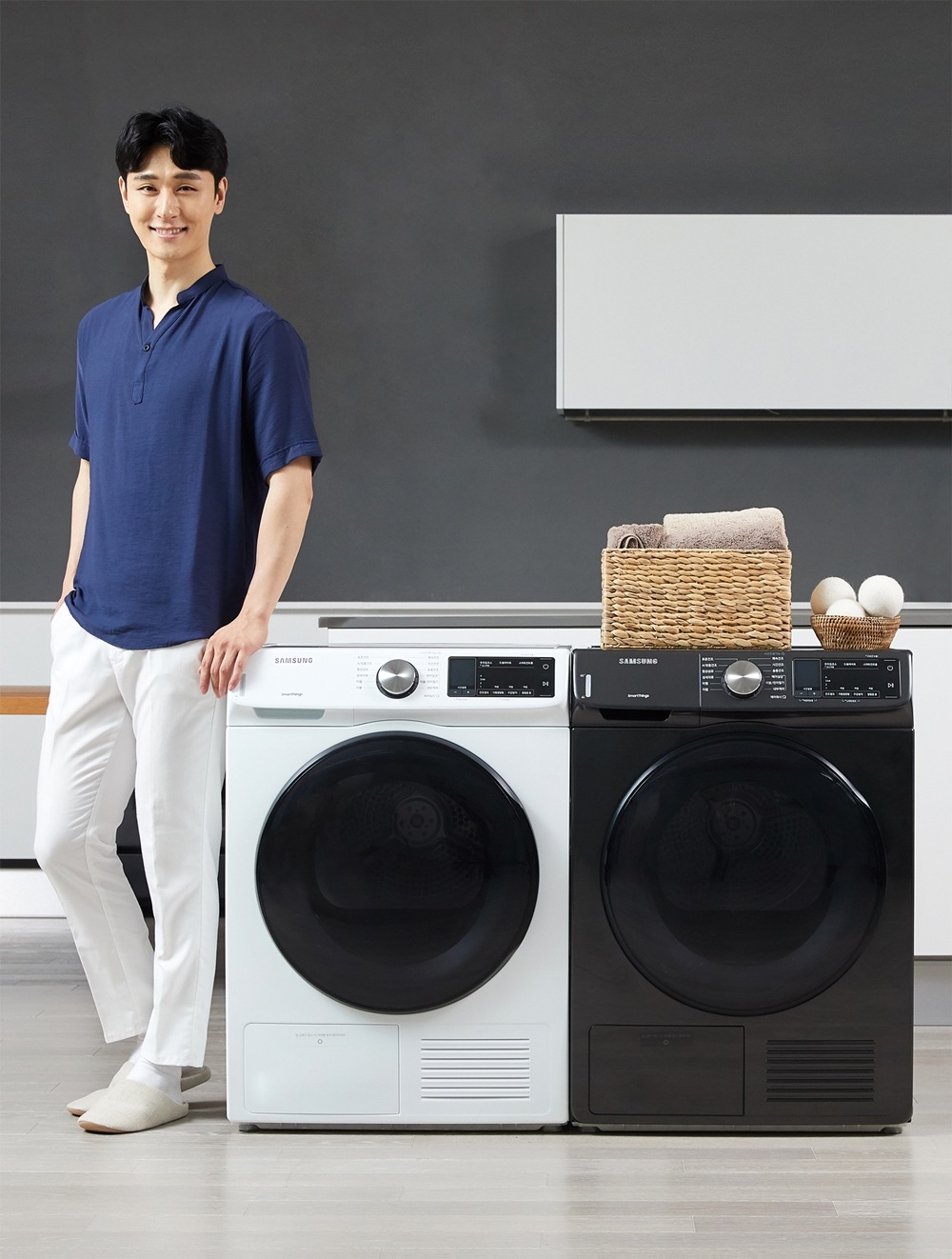 삼성전자 모델이 에너지 소비효율 1등급인 9kg 건조기 신제품을 소개하고 있다.