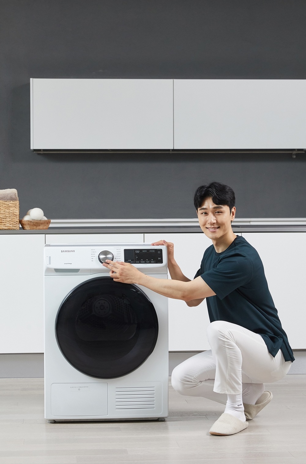 삼성전자 모델이 에너지 소비효율 1등급인 9kg 건조기 신제품을 소개하고 있다.