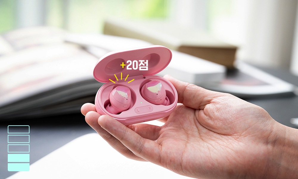 갤럭시 버즈 플러스를 살균하려는 모습