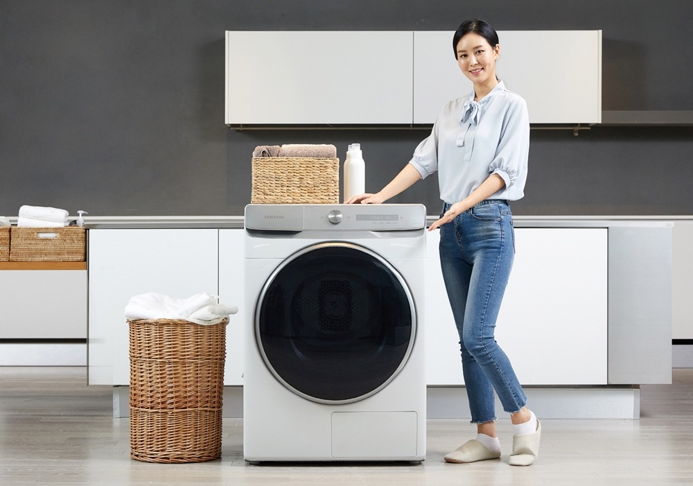삼성전자 모델이 국내 최대 용량인 17kg 그랑데 건조기 AI 신제품을 소개하고 있다.