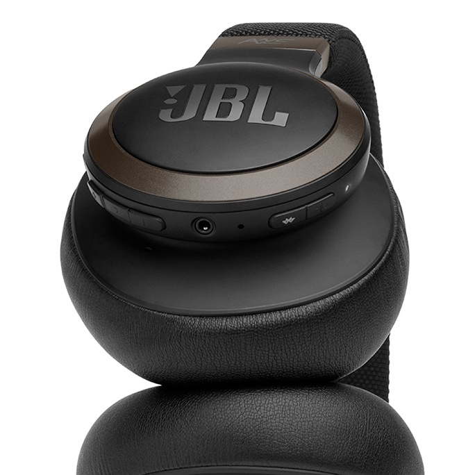 JBL LIVE650BTNC 제품 이어 부분 줌인 사진
