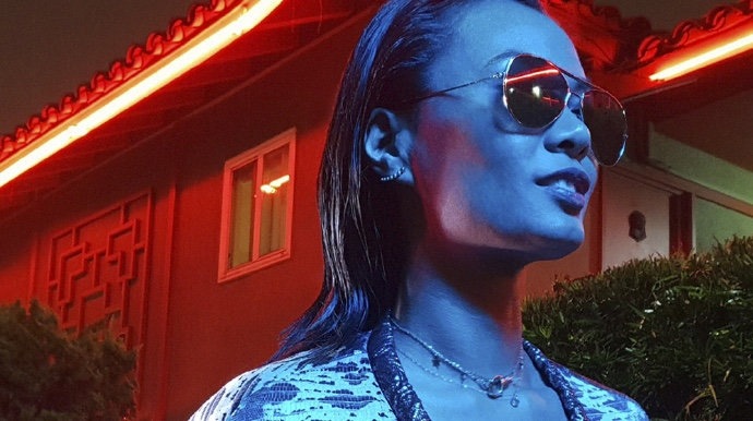 네온으로 빛나다