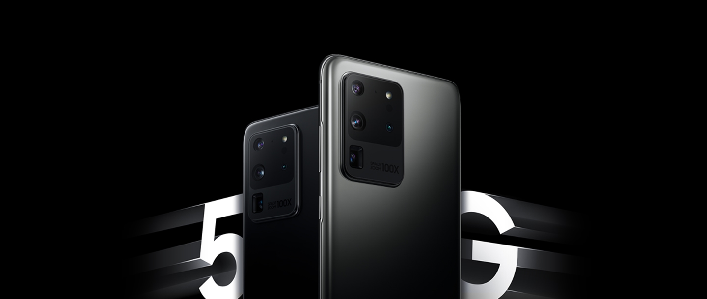 코스믹 블랙 컬러와 코스믹 그레이 컬러 두 대의 갤럭시 S20 Ultra 5G가 후면이 보이도록 비스듬히 세워져 있습니다. 스마트폰 양쪽 측면 배경에는 5G 텍스트가 작성되어 있습니다.