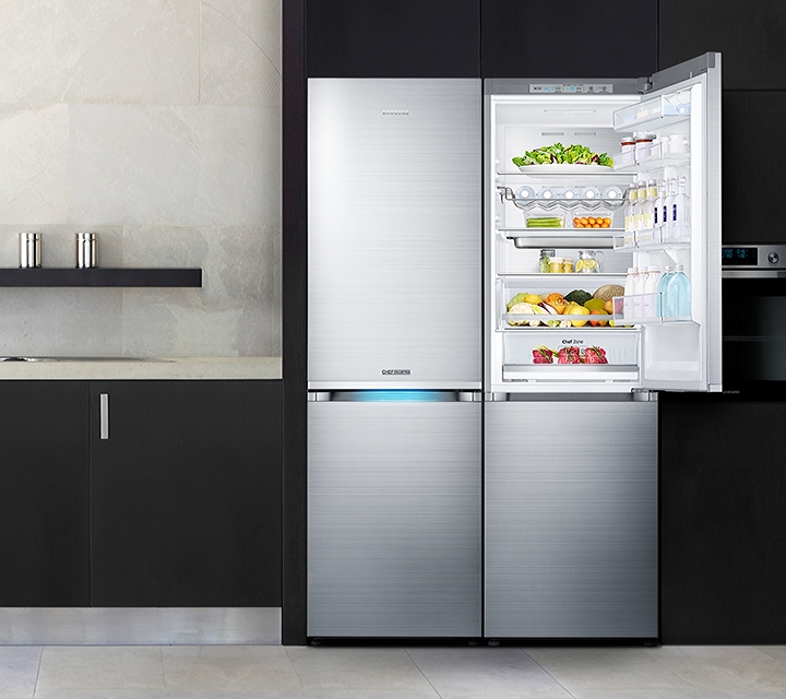 빌트인된 냉장고 2대가 보여지며 오른쪽 제품의 상칸 도어가 열려있습니다.