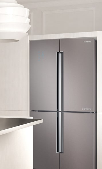 우측 이미지: 아일랜드 식탁과 부엌 상부장, 하부장을 모두 블랙 컬러로 통일해 깔끔하게 정돈된 주방 모습입니다. 개수대 오른편에 같은 블랙 컬러로 조화를 이루는 냉장고가 보입니다