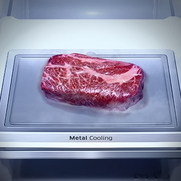 쿨팩을 적용한 메탈 소재 바닥 위에 고기를 올려 놓은, 급속 냉동이 가능한 메탈 급속냉동존 이미지입니다.