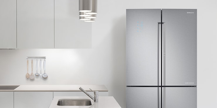 상단 좌측 이미지: 전체적으로 고급스러운 블랙 톤의 주방 이미지로 정면에 냉장고가 보이고 왼편에 아일랜드 식탁과 조명이 조화를 이루고 있습니다.