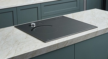 대리석으로 된 조리대 위에 전기레인지가 빌트인 방식으로 설치된 모습입니다.