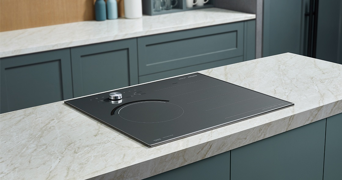 대리석으로 된 조리대 위에 전기레인지가 빌트인 방식으로 설치된 모습입니다.