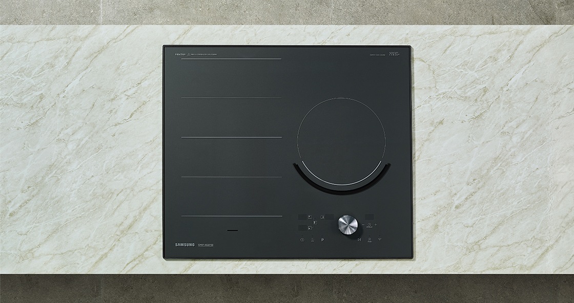 대리석으로 된 조리대 위에 전기레인지가 빌트인 방식으로 설치되어 있으며 이를 위에서 정면으로 내려다본 모습입니다.