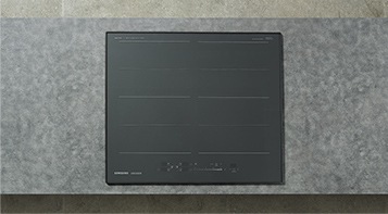 대리석으로 된 조리대 위에 전기레인지가 빌트인 방식으로 설치되어 있으며 이를 위에서 정면으로 내려다본 모습입니다.