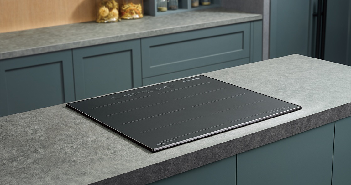 대리석으로 된 조리대 위에 전기레인지가 빌트인 방식으로 설치된 모습입니다.