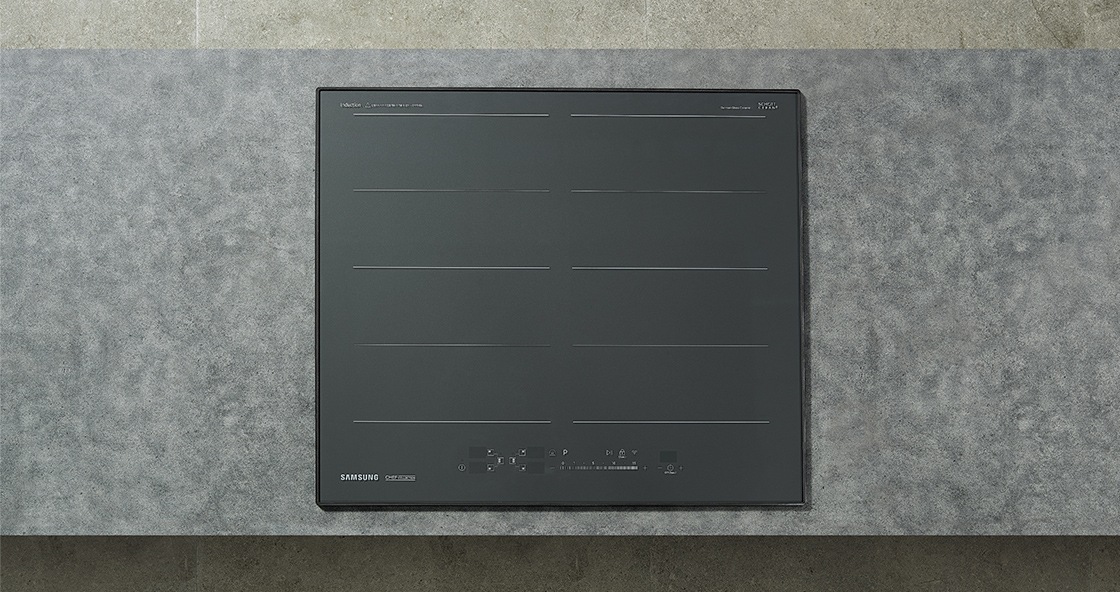 대리석으로 된 조리대 위에 전기레인지가 빌트인 방식으로 설치되어 있으며 이를 위에서 정면으로 내려다본 모습입니다.