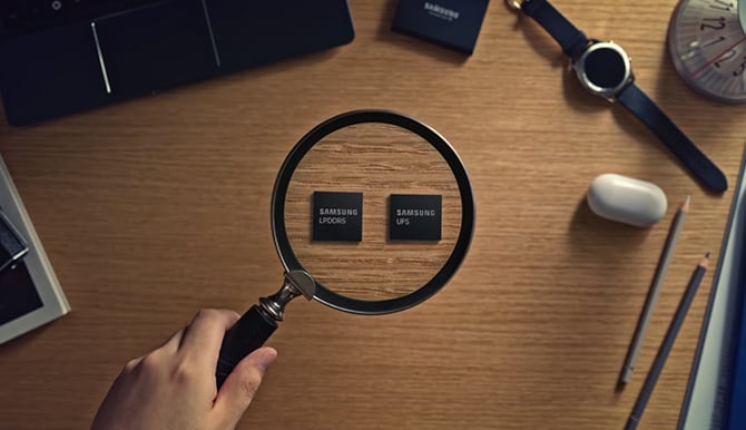 A person is looking at Samsung LPDDR5 and UF with a magnifying glass.