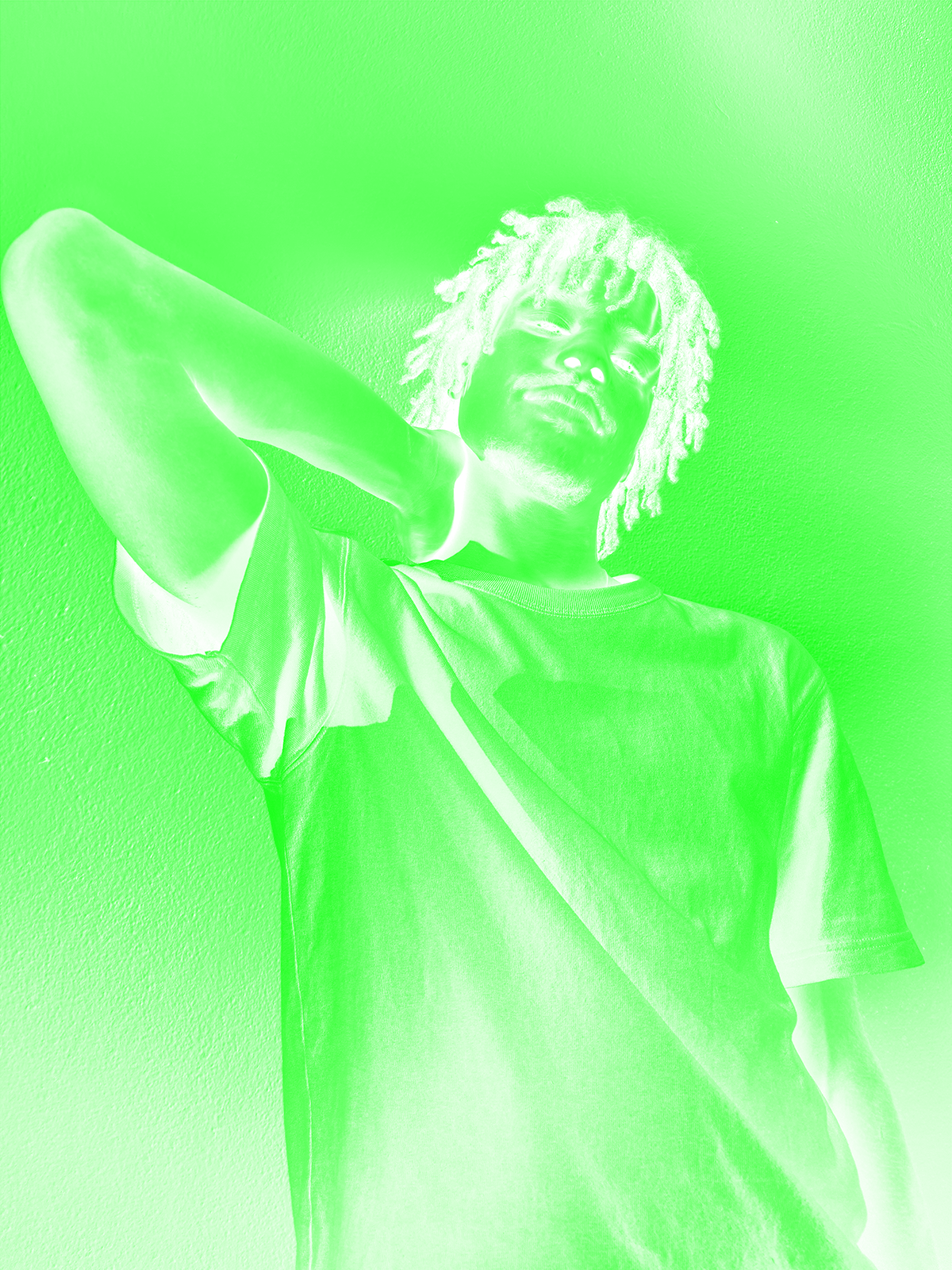 緑色画面の腕の片方を持った男の写真