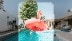 한 아이가 플라밍고 튜브를 끼고 수영장으로 다이빙하는 순간을 촬영한 스마트폰 프레임의 이미지.