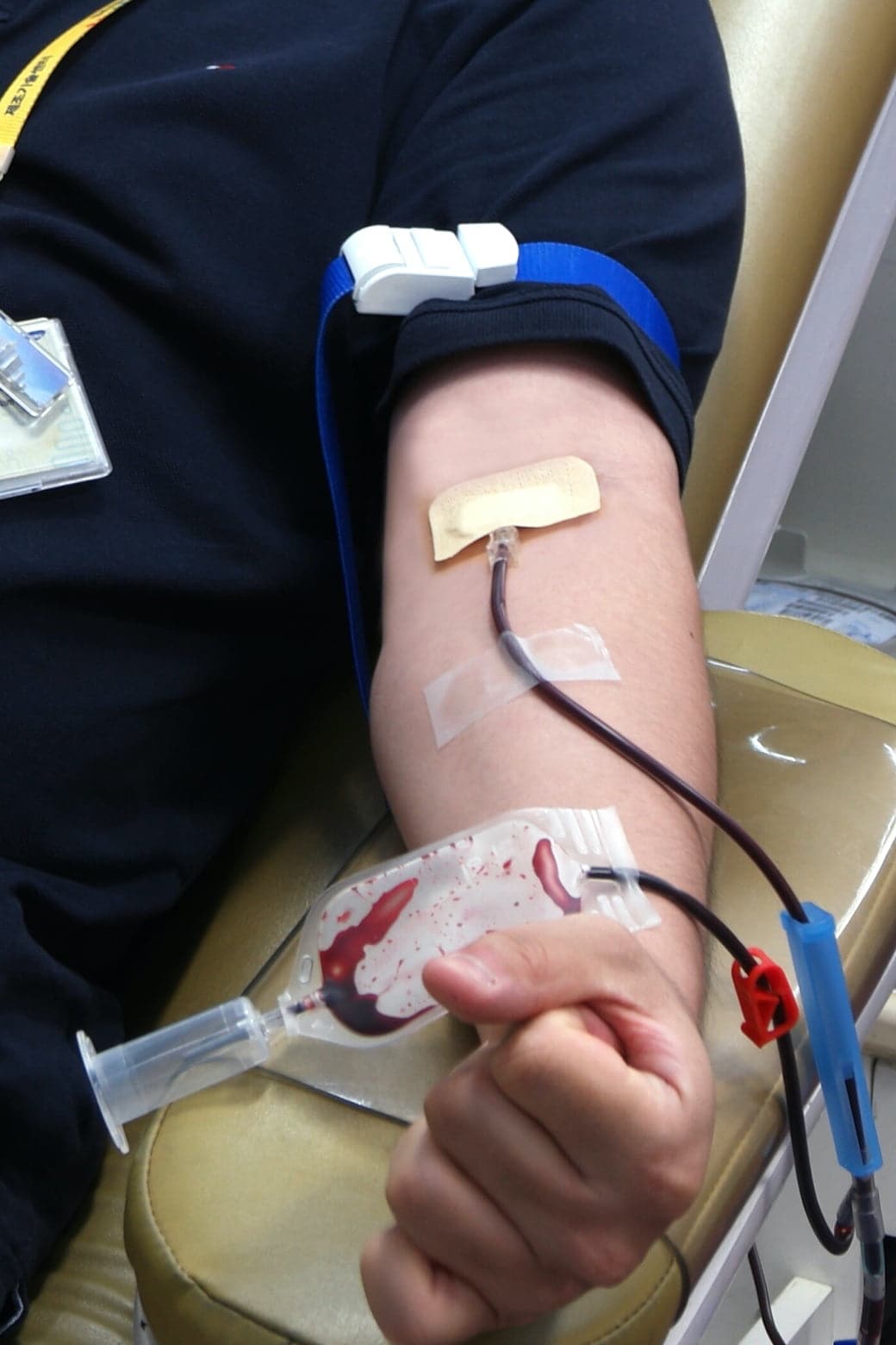 一名三星员工挽起袖子，手臂上有一个静脉针，正在献血。