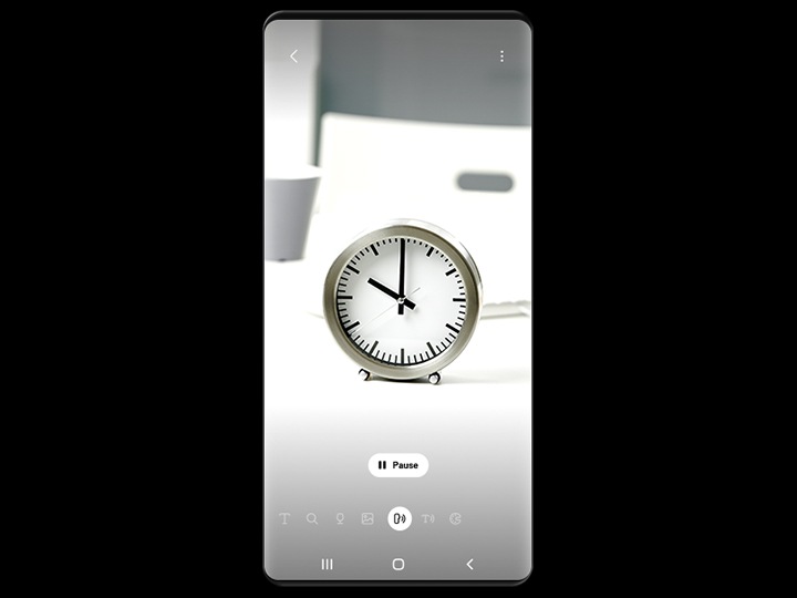 Bixby Vision prepozna majhno namizno uro. Na spodnjem delu zaslona telefona vidimo gumb ‚Pause‘.