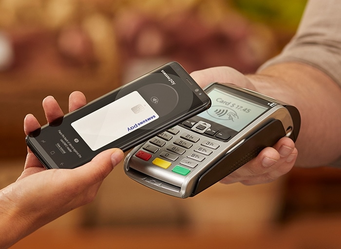 NFC 近場無線通訊技術 付款方式：持手機背面輕靠 NFC 讀卡機上方。 輕輕感應，盡享支付無限！Samsung Pay 同時支援 NFC 感應式刷卡機，完美取代您的實體信用卡。