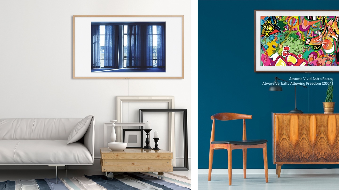 一張顯示兩個不同客廳的分割圖片，掛放在牆上的THE FRAME美學電視展示了不同風格的藝術品。左側是一張矮桌與超薄沙發，右側則有一張木椅和木桌。
