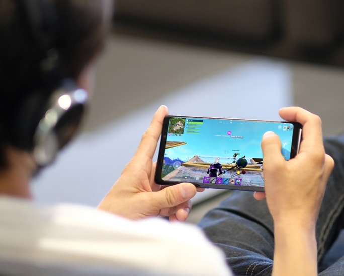 A Fortnite Samsung gamer plays on the Samsung Galaxy Note9