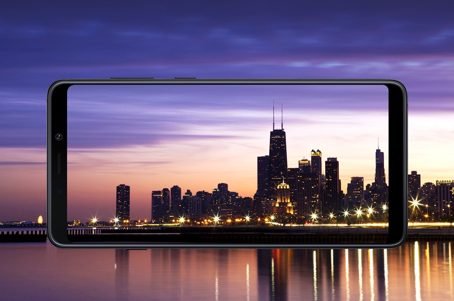 Smartphone Samsung A9 con una foto de Chicago en la pantalla 