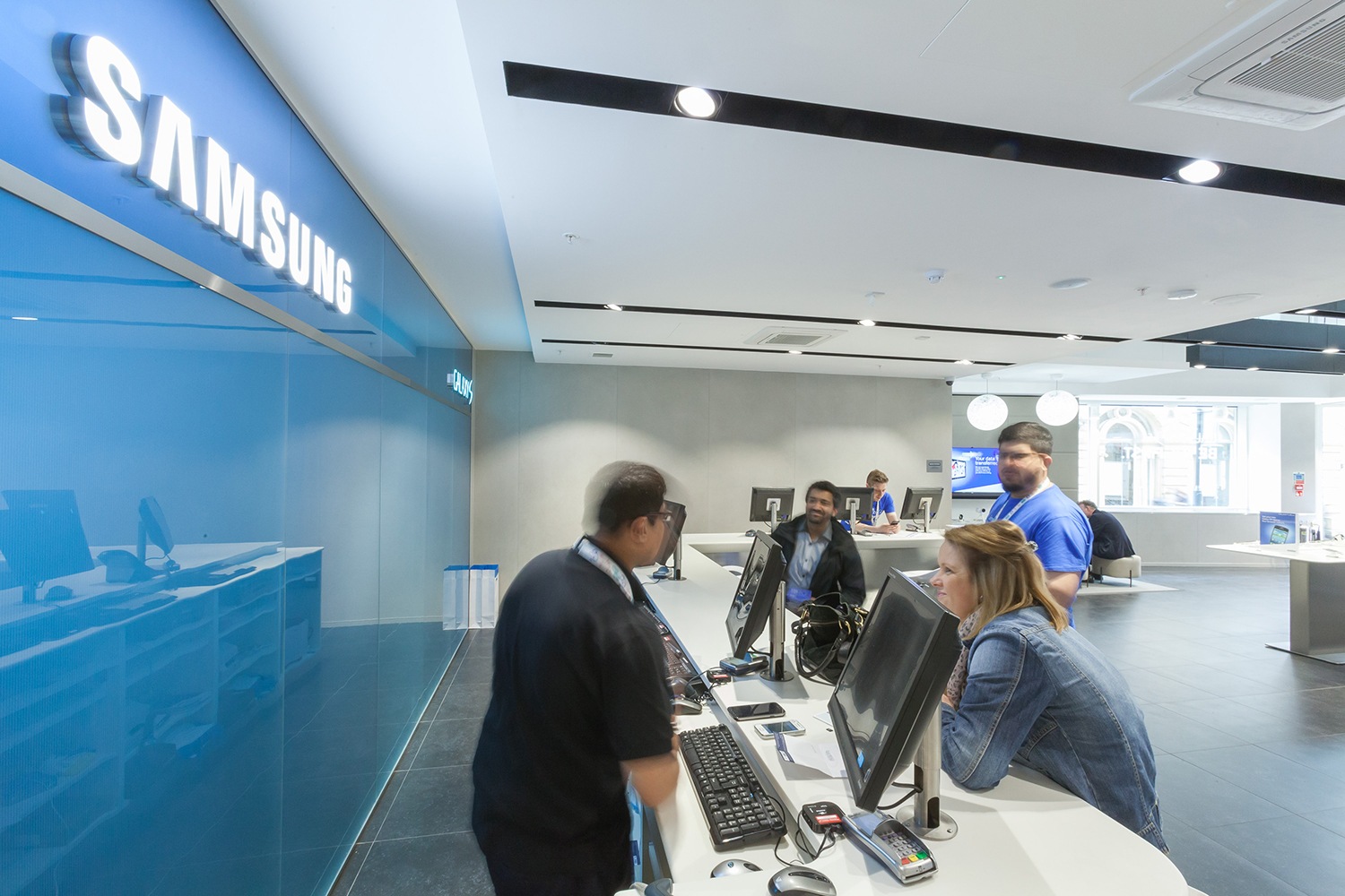 Get repairs, advice and updates with Samsung Smart Service | Samsung UK