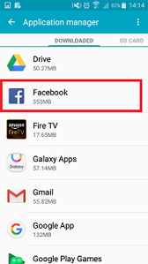How do I turn notifications on or off for the Facebook app on my Samsung smartphone?