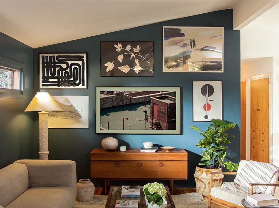 Kirsten Grove의 거실 벽에 The Frame에 전시된 Thomas Hoepker의 <Golfer in New York, USA> (1993)를 비롯해 다양한 예술 작품이 걸려 있습니다.