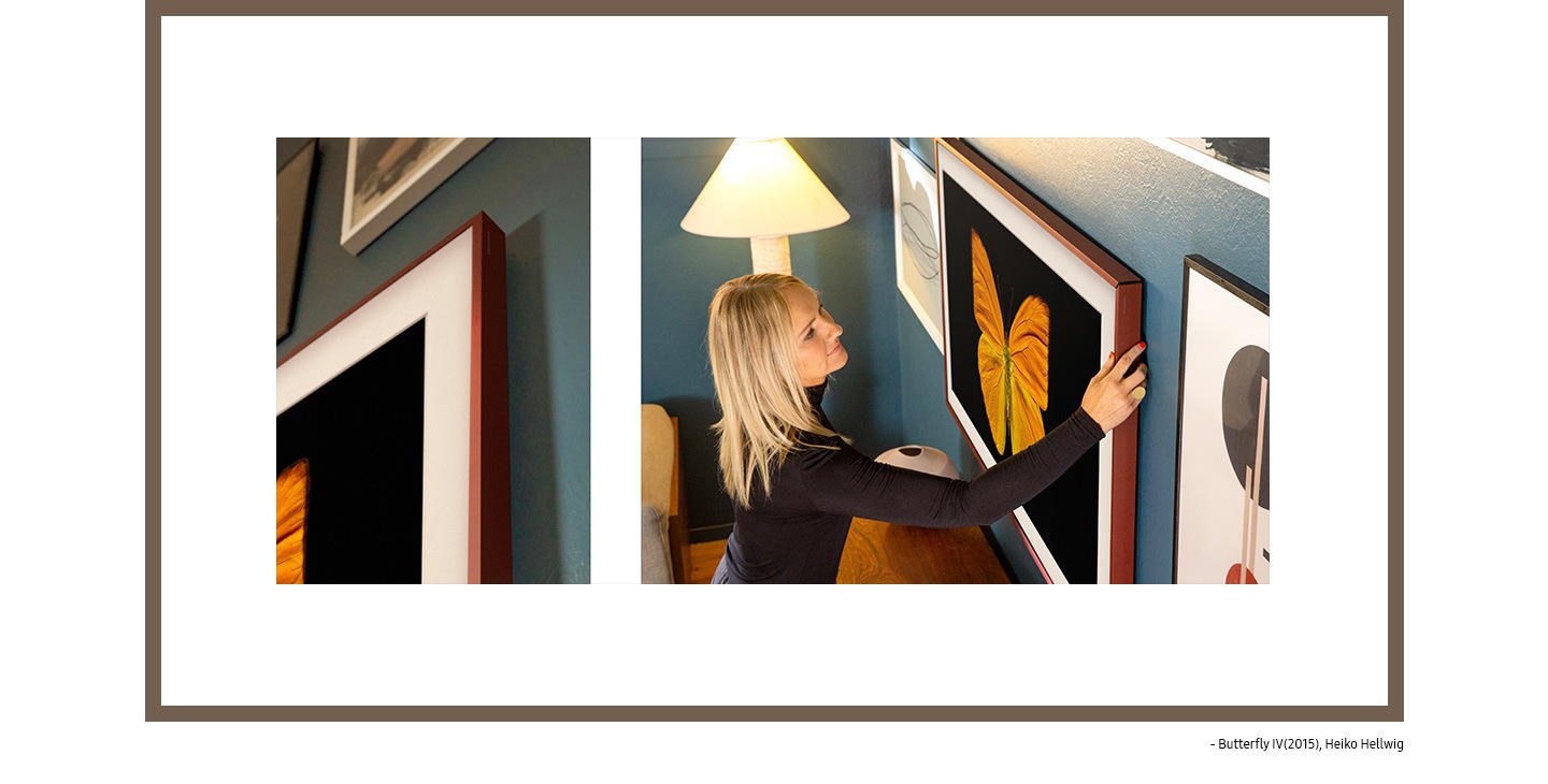 Kirsten Grove가 버건디 레드 컬러 베젤을 끼운 The Frame을 벽에 걸고 있습니다. 화면에는 Hellwig의 <Butterfly IV> (2015)가 띄워져 있습니다.