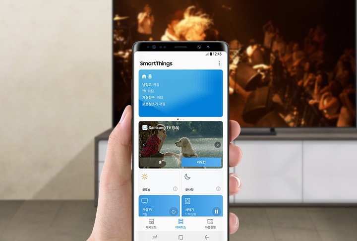 휴대폰의 SmartThings 앱 메인 페이지, 연결된 TV의 REMOTE 버튼이 강조 표시됩니다.