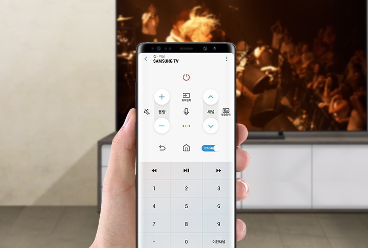 SmartThings 앱 REMOTE 페이지, 볼륨 및 채널 버튼과 번호 키가 있는 TV 원격 UI입니다.