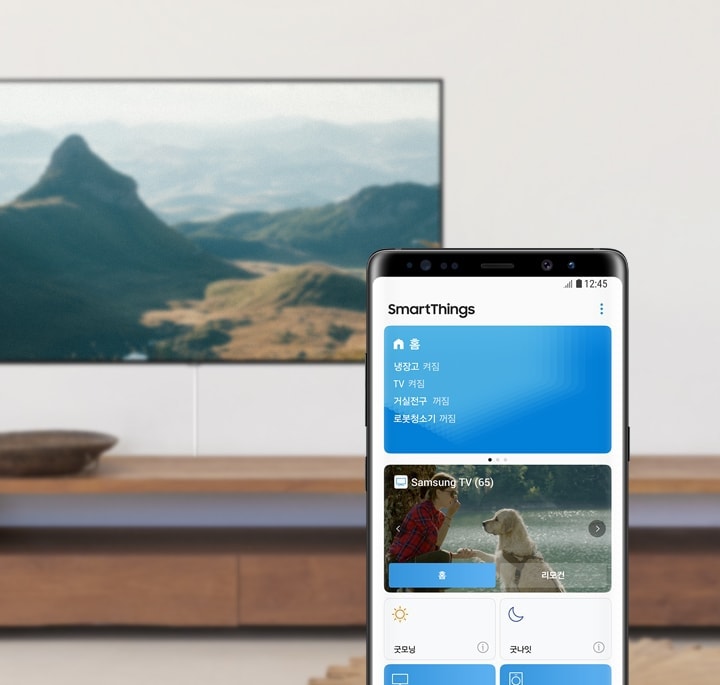 휴대폰의 SmartThings 앱 메인 페이지, 연결된 TV의 HOME 버튼이 강조 표시됩니다.
