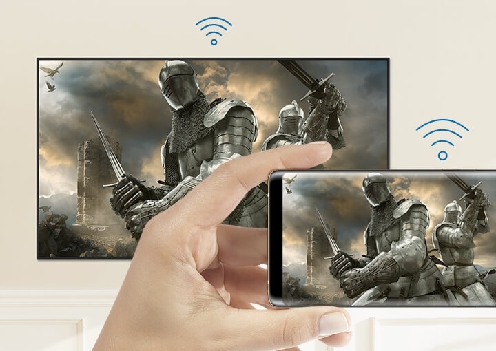 휴대 전화와 스마트 TV는 Wi-Fi 아이콘과 같은 화면을 공유합니다; 화면에서는 두 남자가 중세 갑옷으로 무장하고 각각의 검을 들고 있습니다.