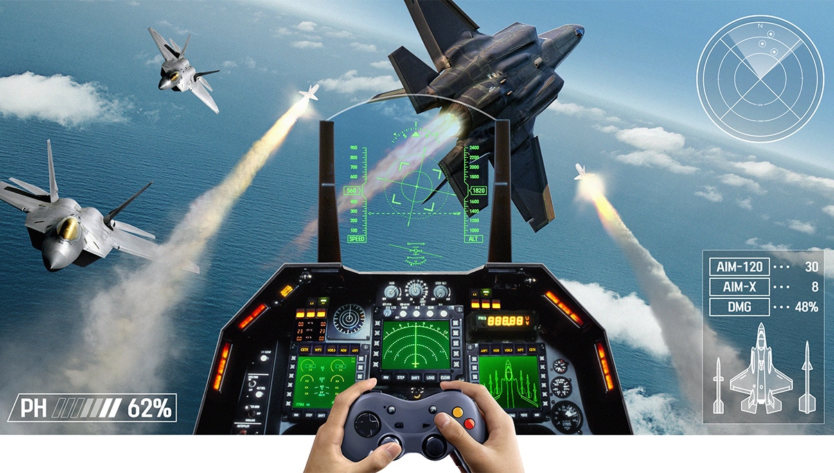 게임기 컨트롤러를 쥔 한 쌍의 손이 다른 제트기 주변을 날아다니며 미사일을 발사하는 디지털화된 제트 조종석 앞에 놓여 있습니다.